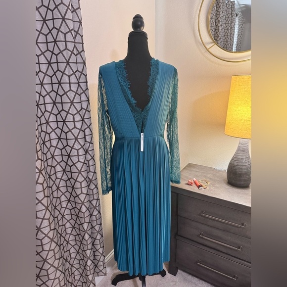 NWT ASOS Green Midi Dress with Lace’ Long Sleeves and Pleats - Picture 2 of 5